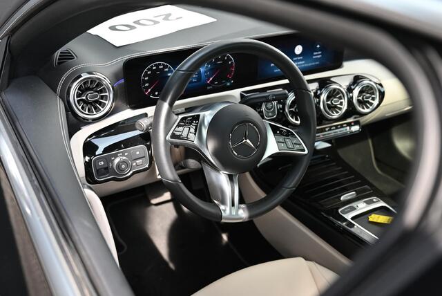 Mercedes-Benz CLA-KLASSE 200 Beige leder | Panoramadak | Burmester Surround Sound | Dodehoekassistent | Elektrisch Verstelbare Stoelen + Memory | MULTIBEAM LED Koplampen | Stuurverwarming | Stoelverwarming | Sfeerverlichting | Achteruitrijcamera