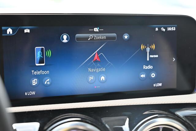 Mercedes-Benz CLA-KLASSE 200 Beige leder | Panoramadak | Burmester Surround Sound | Dodehoekassistent | Elektrisch Verstelbare Stoelen + Memory | MULTIBEAM LED Koplampen | Stuurverwarming | Stoelverwarming | Sfeerverlichting | Achteruitrijcamera
