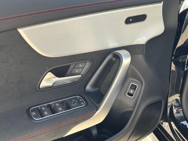 Mercedes-Benz CLA-KLASSE Shooting Brake 250 e AMG Line | Panoramadak | Night Pakket | MULTIBEAM LED Koplampen | Dodehoekassistent | Advanced Sound System | Sfeerverlichting | Stoelverwarming | Achteruitrijcamera | Elektrisch Inklapbare Buitenspiegels