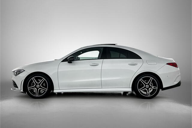 Mercedes-Benz CLA-KLASSE 200 AMG-Line | Night pakket | Panorama schuif/kanteldak | Sfeerverlichting | parkeerpakket + camera achter | Spiegelpakket | Stoelverwarming | KEYLESS GO-comfortpakket Inclusief 24 maanden MB Certified garantie voor Europa.