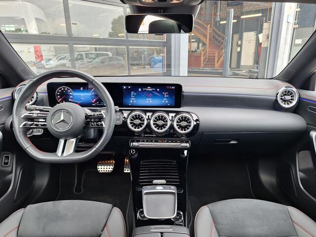 Mercedes-Benz CLA-KLASSE Shooting Brake 180 Star Edition AMG | Panoramadak | Nightpakket | Dodehoekassistent | Apple CarPlay | Android Auto | Sfeerverlichting | Stoelverwarming | Achteruitrijcamera | Elektrisch inklapbare buitenspiegels