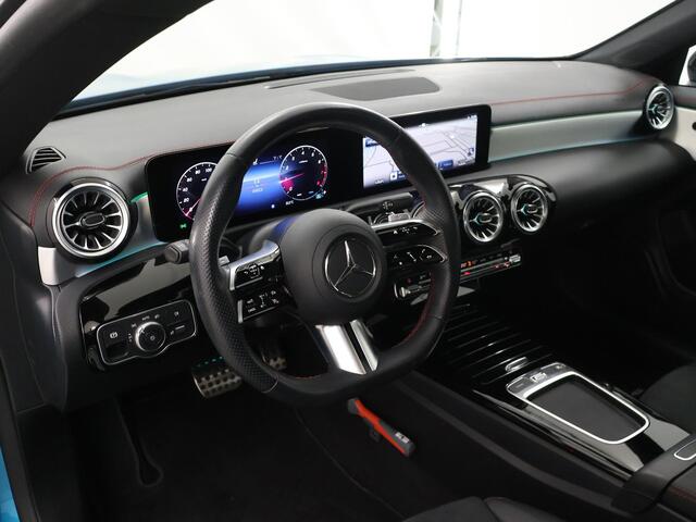 Mercedes-Benz CLA-KLASSE 180 AMG Line | Panoramadak| Night | Parkeercamera | 19" lichtmetalen velgen | Stoelverwarming | Keyless Go |