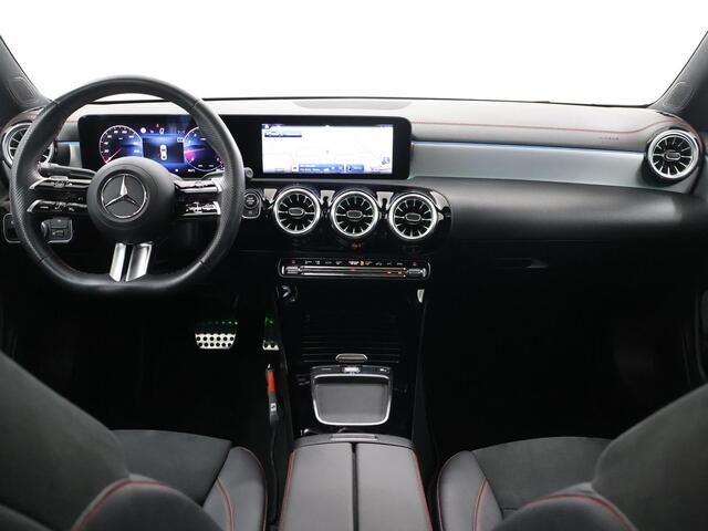 Mercedes-Benz CLA-KLASSE 180 AMG Line | Panoramadak| Night | Parkeercamera | 19" lichtmetalen velgen | Stoelverwarming | Keyless Go |