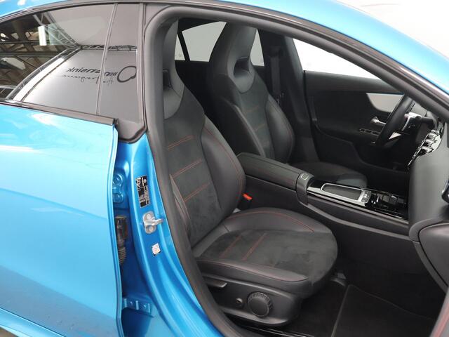 Mercedes-Benz CLA-KLASSE 180 AMG Line | Panoramadak| Night | Parkeercamera | 19" lichtmetalen velgen | Stoelverwarming | Keyless Go |