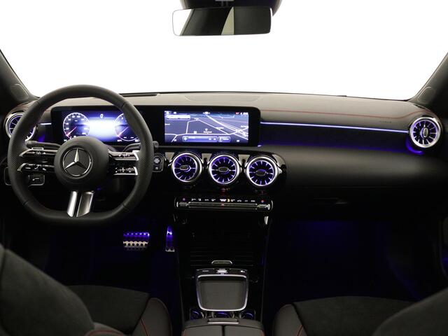 Mercedes-Benz CLA-KLASSE 180 AMG Line Plus LIMITED Edition | Nightpakket | Dodehoekassistent | Head-up display | KEYLESS GO-comfortpakket | USB pakket plus | Parkeerpakket met 360°-camera | Sfeerverlichting | Draadloos oplaadsysteem voor Smartphone |