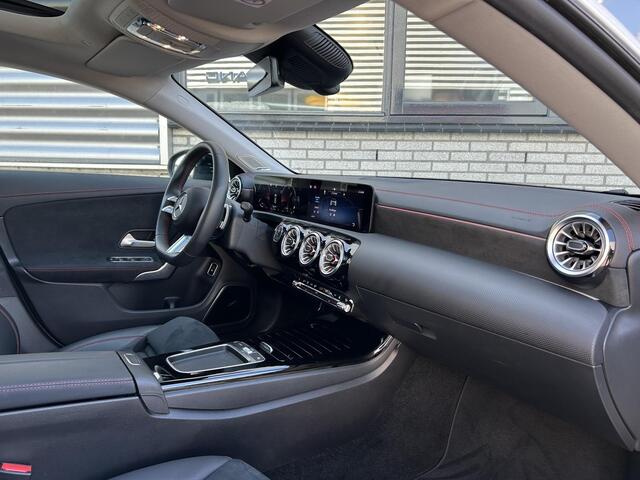 Mercedes-Benz CLA-KLASSE 250 e AMG | Panoramadak | Burmester Audio