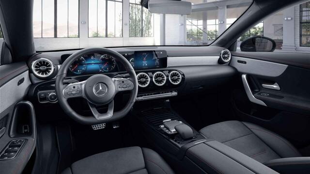 Mercedes-Benz CLA-KLASSE 180 Business Solution AMG | Night | Panoramadak | Multibeam | Stoelverwarming | Sfeerverlichting |