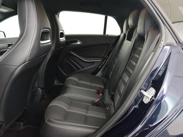 Mercedes-Benz CLA-KLASSE 180 Business Edition | Stoelverwarming | Camera | Full LED | Navigatie | Park Assist | Half leder | Airco | Cruise control