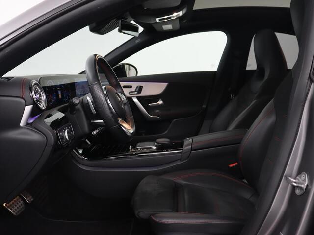 Mercedes-Benz CLA-KLASSE 200 Business Solution AMG | Panoramadak | Adaptive cruise | Carplay | Stoelverwarming | Camera | Matrix LED | Keyless | Navigatie | Leder/Alcantara | Widescreen | Designo Lak