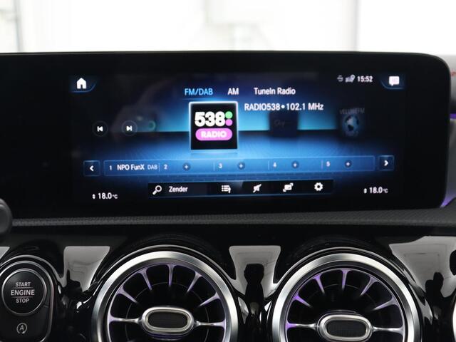 Mercedes-Benz CLA-KLASSE 200 Business Solution AMG | Panoramadak | Adaptive cruise | Carplay | Stoelverwarming | Camera | Matrix LED | Keyless | Navigatie | Leder/Alcantara | Widescreen | Designo Lak