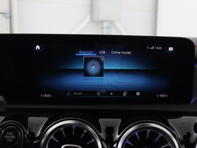 Mercedes-Benz CLA-KLASSE 200 Business Solution AMG | Panoramadak | Adaptive cruise | Carplay | Stoelverwarming | Camera | Matrix LED | Keyless | Navigatie | Leder/Alcantara | Widescreen | Designo Lak