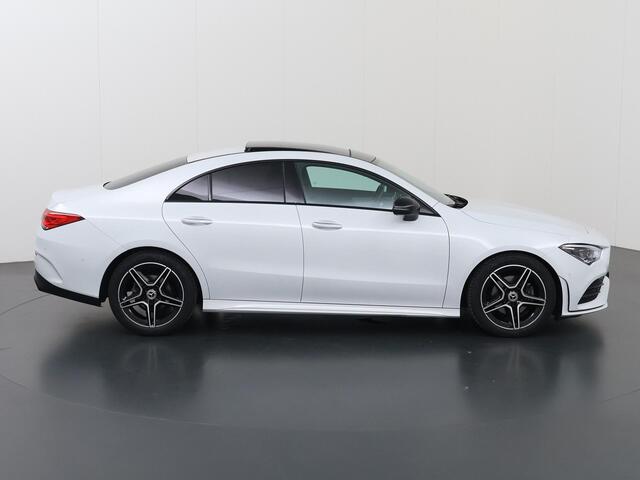 Mercedes-Benz CLA-KLASSE 180 Business Solution AMG | Night | Panoramadak | Multibeam | Stoelverwarming | Sfeerverlichting |