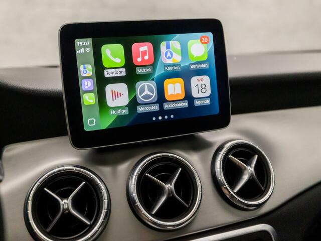 Mercedes-Benz CLA-KLASSE 180 AMG Sport Automaat (SCHUIFDAK, APPLE CARPLAY, GROOT NAVI, LEDER/ALCANTARA, STOELVERWARMING, SPORTSTOELEN, CRUISE, KEYLESS START, NIEUWSTAAT)