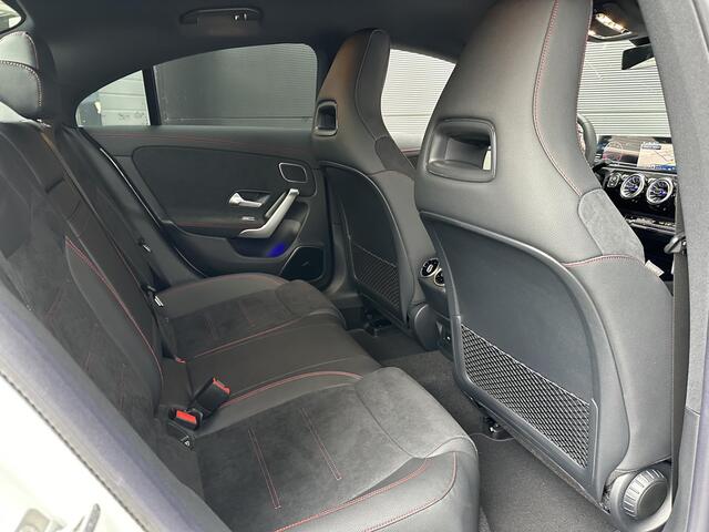 Mercedes-Benz CLA-KLASSE 180 AMG Line | Night Pakket | Burmester Surround Sound | Dodehoekassistent | MULTIBEAM LED Koplampen | Sfeerverlichting | Stoelverwarming | Achteruitrijcamera | Elektrisch Inklapbare Buitenspiegels