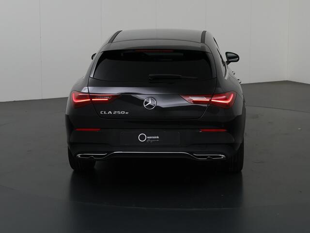 Mercedes-Benz CLA-KLASSE 180 Shooting Brake Star Edition Luxury Line | Panoramadak | Donkergetint glas | Parkeerassistent PARKTRONIC | Sfeerverlichting |