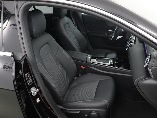 Mercedes-Benz CLA-KLASSE 180 Shooting Brake Star Edition Luxury Line | Panoramadak | Donkergetint glas | Parkeerassistent PARKTRONIC | Sfeerverlichting |