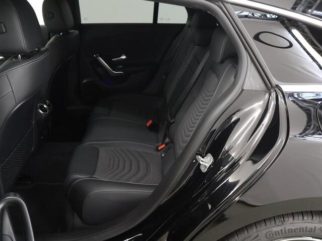 Mercedes-Benz CLA-KLASSE 180 Shooting Brake Star Edition Luxury Line | Panoramadak | Donkergetint glas | Parkeerassistent PARKTRONIC | Sfeerverlichting |