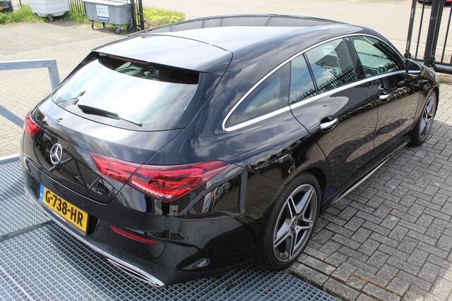 Mercedes-Benz CLA-KLASSE Shooting Brake 180 AMG Orig. Ned./Automaat/Apple carplay/Sfeerverlichting/Airco/Navigatie/Cruise control/Wide digital screen/Elektrische achterklep/Stoelverwarming/Keyless entry+start/Spiegels inklapbaar/Achteruitrijcamera/Lichtmetalen velgen