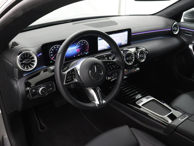 Mercedes-Benz CLA-KLASSE Shooting Brake 180 Star Edition Luxury Line | Stoelverwarming | Getint glas | Achteruitrijcamera | Sfeerverlichting