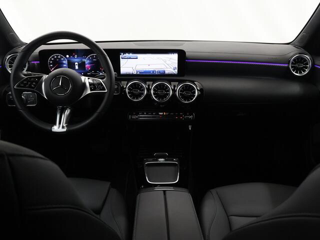 Mercedes-Benz CLA-KLASSE Shooting Brake 180 Star Edition Luxury Line | Stoelverwarming | Getint glas | Achteruitrijcamera | Sfeerverlichting