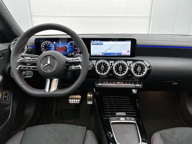 Mercedes-Benz CLA-KLASSE 250 e Business Solution AMG | Smartphone integratie | Panoramaschuifdak | Stoelverwarming voor | Multibeam LED | KEYLESS GO | Draadloos oplaadsysteem voor smartphone |