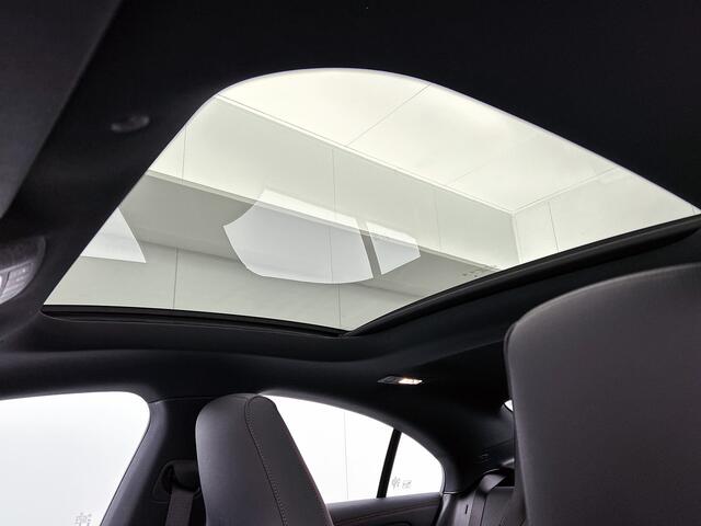 Mercedes-Benz CLA-KLASSE 250 e Business Solution AMG | Smartphone integratie | Panoramaschuifdak | Stoelverwarming voor | Multibeam LED | KEYLESS GO | Draadloos oplaadsysteem voor smartphone |