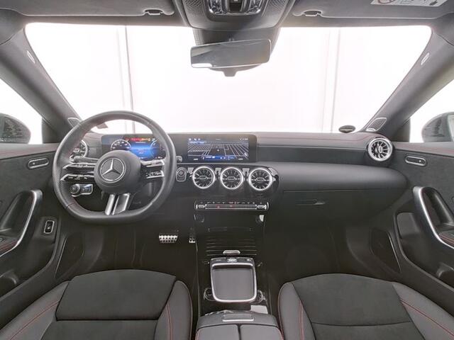 Mercedes-Benz CLA-KLASSE 250 e AMG Plug-In Hybride AMG Line Premium | Night Pakket | Panorama Schuif-Kanteldak | Burmester® | Stuur en Stoelverwarming. Inclusief 24 maanden Mercedes-Benz Certified garantie voor Europa.