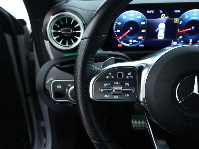 Mercedes-Benz CLA-KLASSE 200 AMG Line | Achteruitrijcamera | Multispaaks LM velgen | Sfeerverlichting | Nightpakket | Inclusief 24 maanden MB Certified garantie voor Europa.