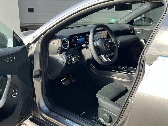 Mercedes-Benz CLA-KLASSE 250 e Star Edition AMG | Panoramadak | Apple CarPlay | Android Auto | Sfeerverlichting | Stoelverwarming | Parkeersensoren | Achteruitrijcamera | Elektrisch Inklapbare Buitenspiegels