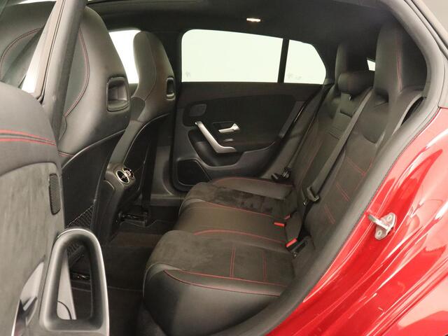Mercedes-Benz CLA-KLASSE 200 Business Solution AMG | Panoramadak | Stoelverwarming | Adaptive cruise | Camera | Memory | Matrix LED | Keyless | Sfeerverlichting | Widescreen