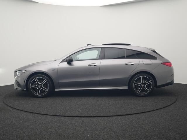 Mercedes-Benz CLA-KLASSE Shooting Brake 250 e AMG Plug In Hybrid 218pk Dealer O.H PHEV | Trekhaak Af Fabriek | Panodak | Burmester Sound | Adaptive Cruise | Alcantara Sportstoelen Verwarmd | Sfeerverlichting | WideScreen | Navigatie |