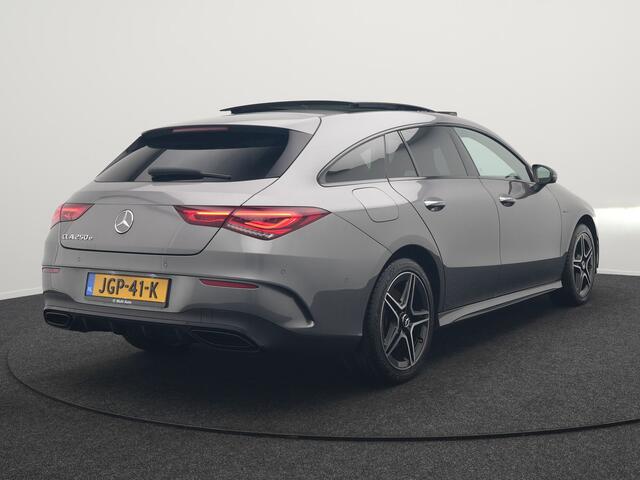 Mercedes-Benz CLA-KLASSE Shooting Brake 250 e AMG Plug In Hybrid 218pk Dealer O.H PHEV | Trekhaak Af Fabriek | Panodak | Burmester Sound | Adaptive Cruise | Alcantara Sportstoelen Verwarmd | Sfeerverlichting | WideScreen | Navigatie |