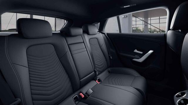 Mercedes-Benz CLA-KLASSE Shooting Brake 180 Luxury | Panoramadak | Distronic | Getint glas | Stoelverwarming |