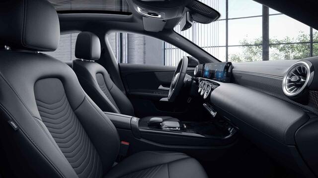 Mercedes-Benz CLA-KLASSE 180 Luxury Line | Panoramadak | Trekhaak | Digitaal display | Stoelverwarming |
