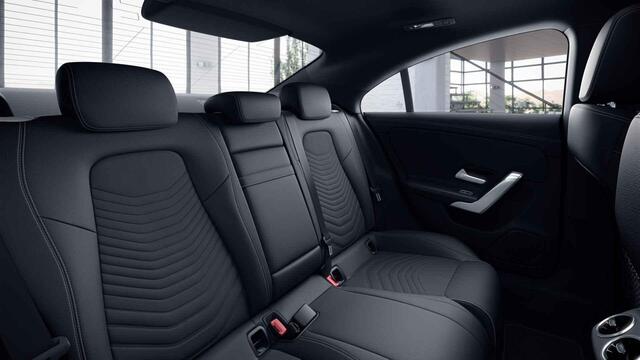 Mercedes-Benz CLA-KLASSE 180 Luxury Line | Panoramadak | Trekhaak | Digitaal display | Stoelverwarming |