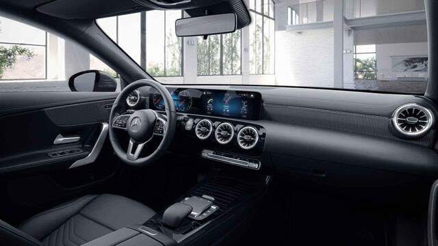 Mercedes-Benz CLA-KLASSE 180 Luxury Line | Panoramadak | Trekhaak | Digitaal display | Stoelverwarming |