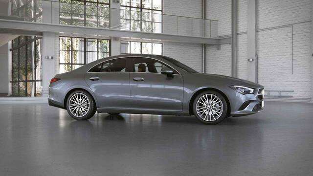 Mercedes-Benz CLA-KLASSE 180 Luxury Line | Panoramadak | Trekhaak | Digitaal display | Stoelverwarming |