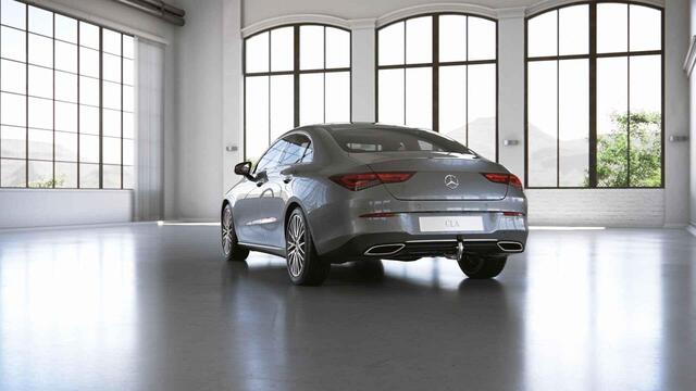 Mercedes-Benz CLA-KLASSE 180 Luxury Line | Panoramadak | Trekhaak | Digitaal display | Stoelverwarming |