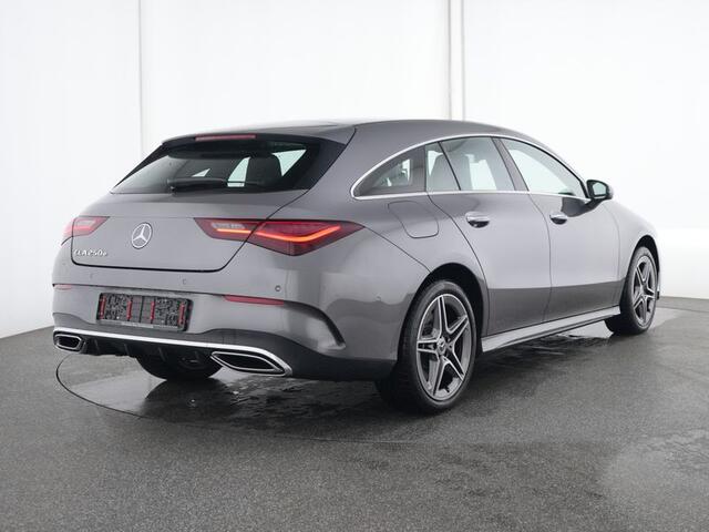 Mercedes-Benz CLA-KLASSE Shooting Brake 250 e AMG Plug-In Hybride AMG Line | Panorama Schuif-Kanteldak | Trekhaak | Sfeerverlichting | Dodehoek Assist | Stuur en Stoelverwaming. Inclusief 24 maanden MB Certified garantie voor Europa.