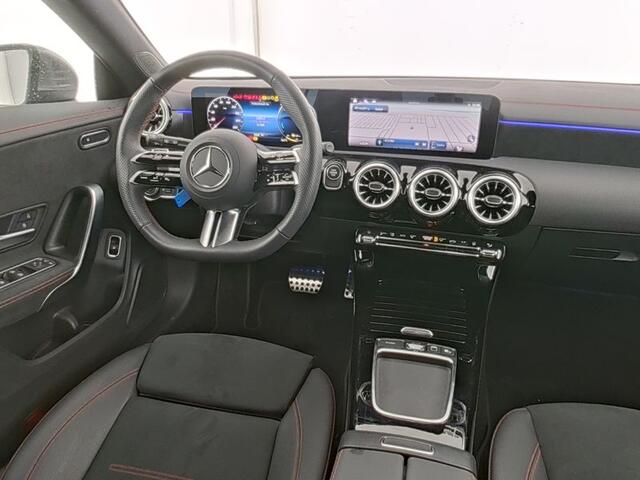Mercedes-Benz CLA-KLASSE Shooting Brake 250 e AMG Plug-In Hybride AMG Line | Panorama Schuif-Kanteldak | Trekhaak | Sfeerverlichting | Dodehoek Assist | Stuur en Stoelverwaming. Inclusief 24 maanden MB Certified garantie voor Europa.