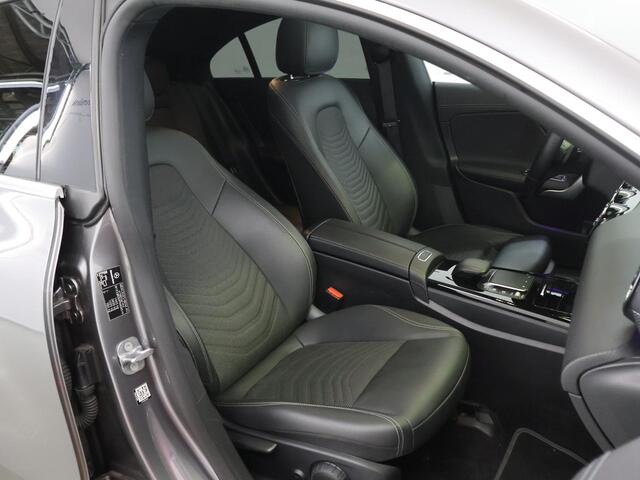 Mercedes-Benz CLA-KLASSE 180 Luxury Line | Panoramadak | Trekhaak | Digitaal display | Stoelverwarming |