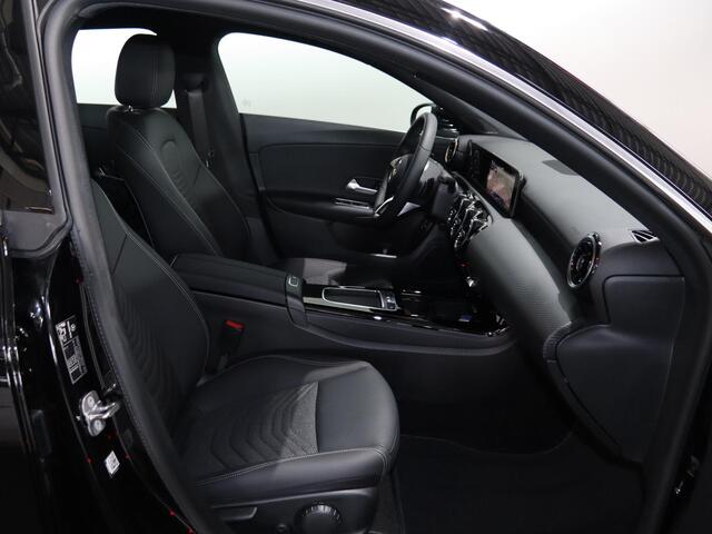 Mercedes-Benz CLA-KLASSE Shooting Brake 180 Star Edition LIMITED | Stoelverwarming | Achteruitrijcamera | LED koplampen | MBUX |