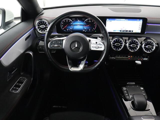 Mercedes-Benz CLA-KLASSE 180 AMG | Carplay | Stoelverwarming | Camera | Navigatie | Leder/Alcantara | Sfeerverlichting | Park Assist | Full LED | Widescreen | Climate control | Sportstoelen | Cruise control