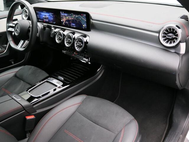Mercedes-Benz CLA-KLASSE Shooting Brake 250 e AMG Plug-In Hybride AMG Line | Night Pakket | Trekhaak | Sfeerverlichting | Ledkoplampen | Achteruitrijcamera | KeyLess-Go. Inclusief 24 maanden MB Certified garantie voor Europa.