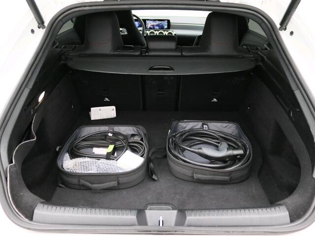 Mercedes-Benz CLA-KLASSE Shooting Brake 250 e AMG Plug-In Hybride AMG Line | Night Pakket | Trekhaak | Sfeerverlichting | Ledkoplampen | Achteruitrijcamera | KeyLess-Go. Inclusief 24 maanden MB Certified garantie voor Europa.