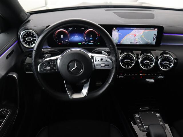 Mercedes-Benz CLA-KLASSE 250e AMG Night | Stoelverwarming | Carplay | Camera | Widescreen | Sfeerverlichting | Leder/Alcantara | Navigatie | Park Assist | Origineel Zwart | PHEV | Plug In