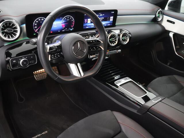 Mercedes-Benz CLA-KLASSE Shooting Brake 180 Star Edition AMG Line | Night | Panoramadak | 19" lichtmetalen velgen | Sfeerverlichting | Stoelverwarming |