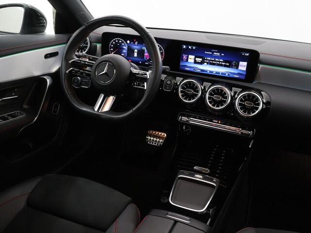 Mercedes-Benz CLA-KLASSE Shooting Brake 180 Star Edition AMG Line | Night | Panoramadak | 19" lichtmetalen velgen | Sfeerverlichting | Stoelverwarming |