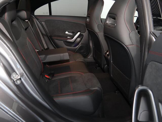 Mercedes-Benz CLA-KLASSE 180 Star Edition AMG Line | Panoramaschuifdak | DISTRONIC | Nightpakket | Achteruitrijcamera |