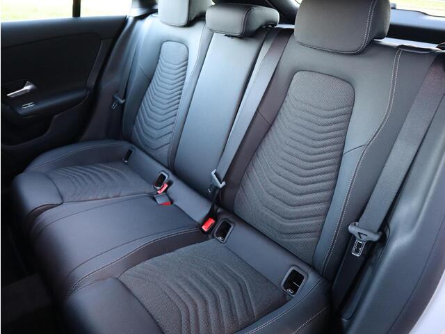 Mercedes-Benz CLA-KLASSE Shooting Brake 180 Star Edition